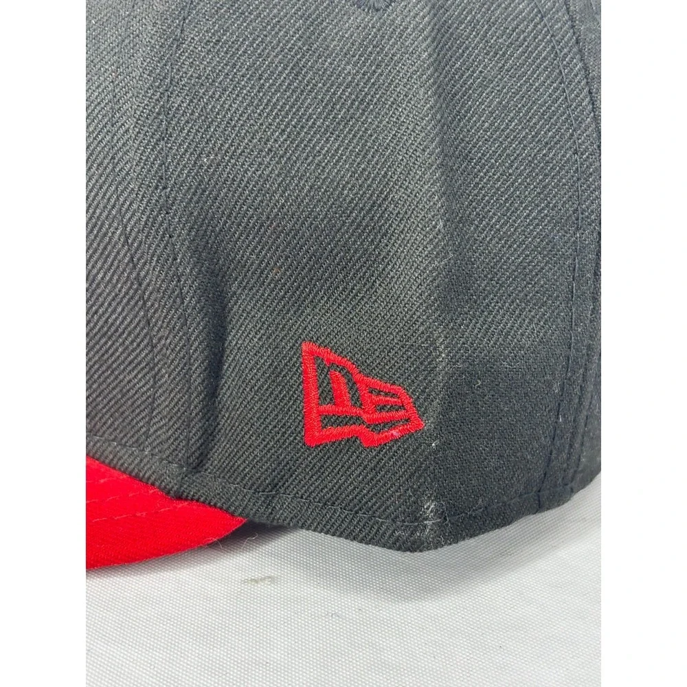 New Era 59Fifty Cincinnati Bearcats NCAA 2-Tone Hat Cap Mens Red Black 7 1/4 NWT